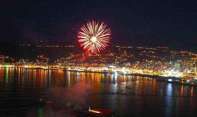 Rize Belediyesi'nden havai fişekli 19 Mayıs kutlaması