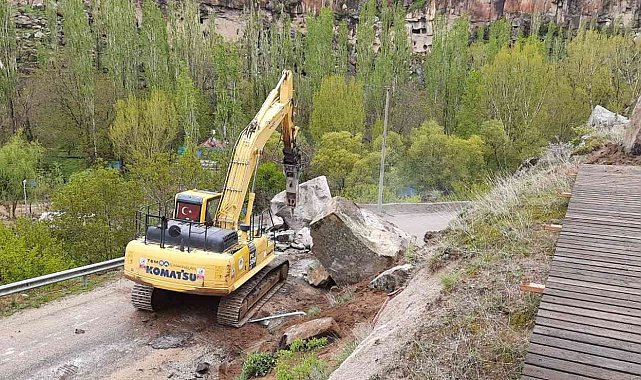 Sağanak yağışla düşen kaya parçaları yolu trafiğe kapattı