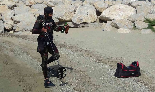 Sahilde dedektörle altın arıyor