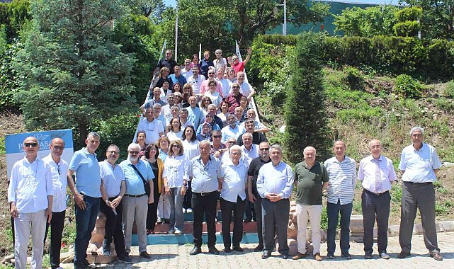 Salihli Lisesi'nin 1982 mezunları 40 yıl sonra buluştu