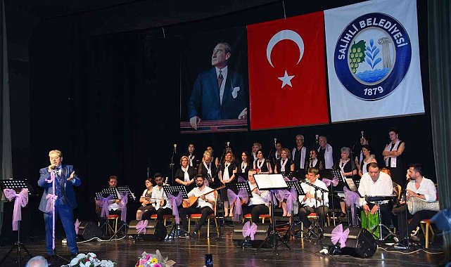Salihli'de 'Yurdumun Türküleri' konserine büyük ilgi