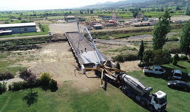 Salihli'de Gümüşçayına yapılan 2. köprüde son aşamaya gelindi