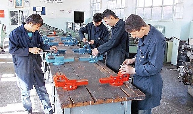 Salihli'de Mesleki Eğitime bin 58 öğrenci kayıt yaptırdı