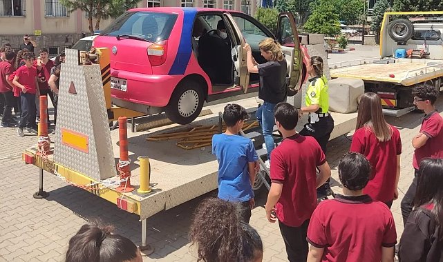 Salihli&#039;de öğrencilere emniyet kemerinin önemi simülasyon araçla anlatıldı