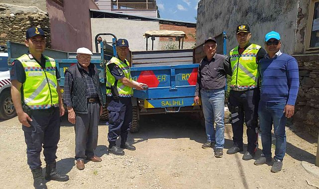 Salihli'de traktör römorklarına reflektör takıldı