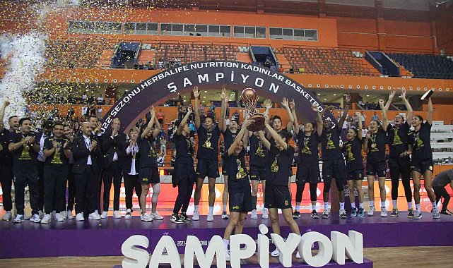 Şampiyon Fenerbahçe kupasını aldı