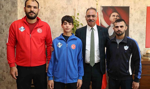 Şampiyon güreşçi ödüllendirildi