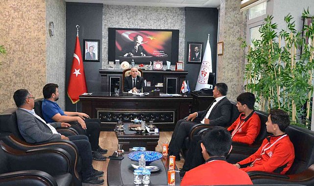 Şampiyon güreşçiler sevinçlerini İlman'la paylaştı