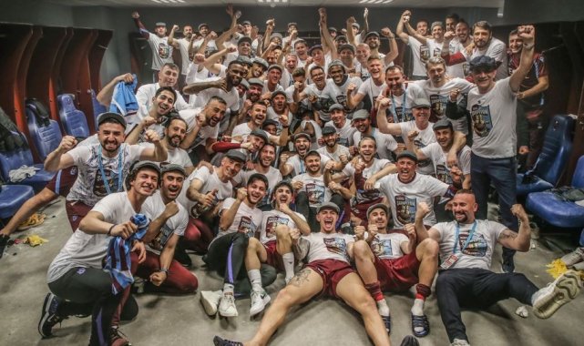 Şampiyondan soyunma odası pozu