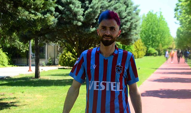 Şampiyonluk gelince saçlarını bordo maviye boyattı