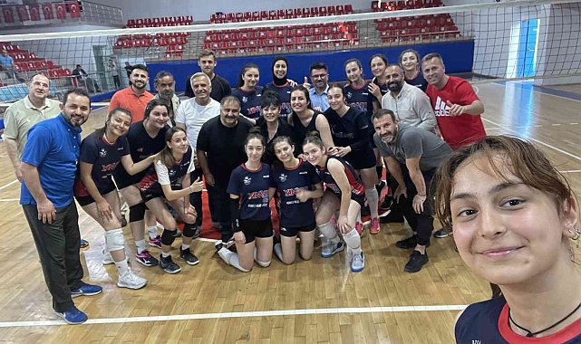Sanatçılardan kadın voleybolculara moral ziyareti