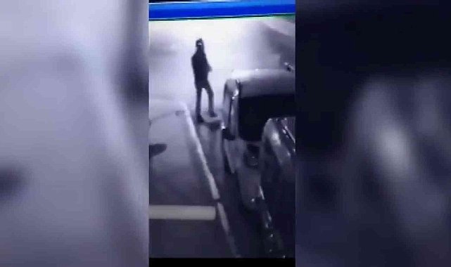 Sancaktepe'de husumetli olduğu kişinin aracını kundakladı...O anlar kamerada