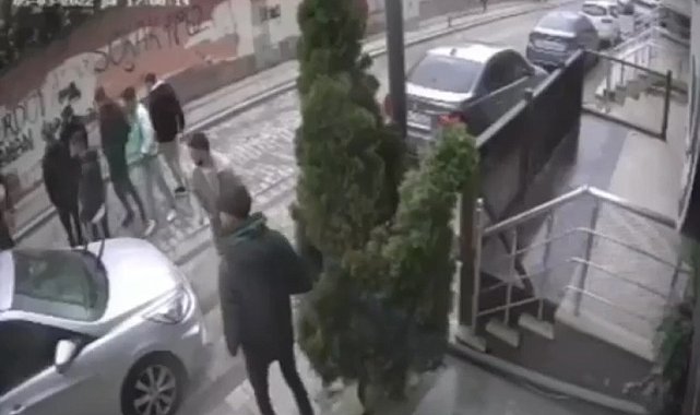 Sancaktepe'de silahlı kavga kamerada: Saldıran husumetlisine kurşun yağdırdı