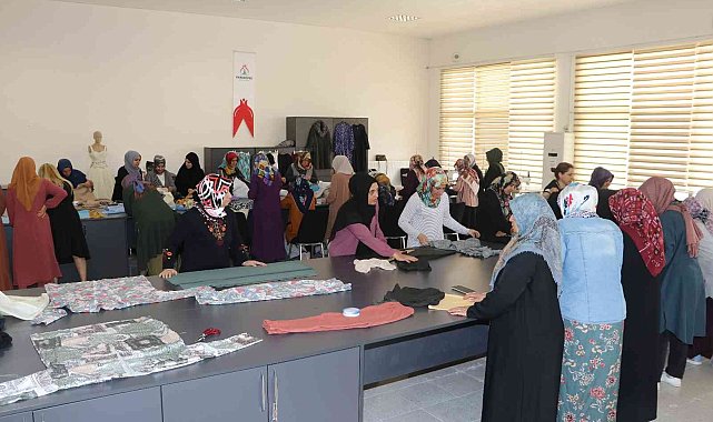 Şanlıurfa&#039;da ev hanımları boş zamanlarında meslek öğreniyor