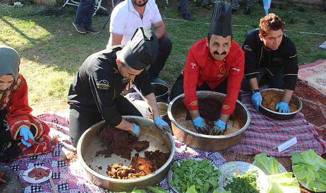Şanlıurfa'nın yöresel lezzetleri davul zurna eşliğinde tanıtıldı