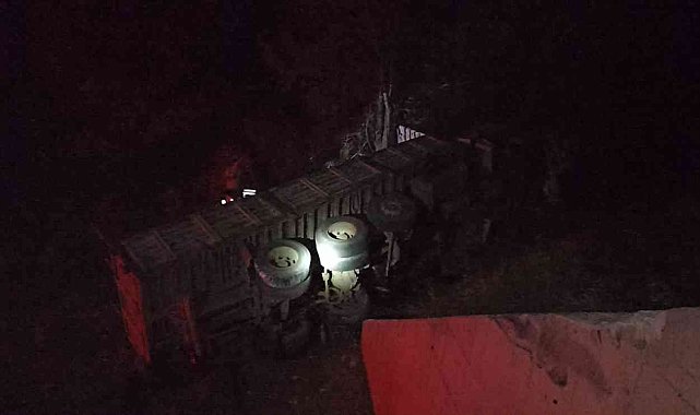 Şarampole devrilen kamyonun sürücüsü yaralandı