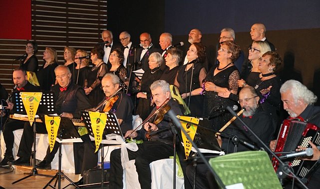 Şarkılarını &quot;Kadına Şiddete hayır&quot; sloganıyla söylediler