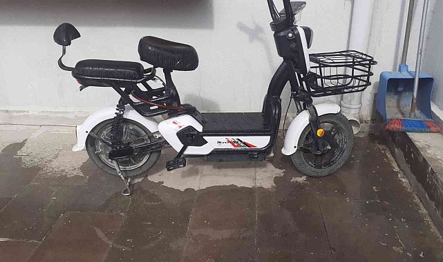 Satın alacakmış gibi yapıp kontrol amaçlı aldığı motosiklet ve elektrikli bisikleti çaldı