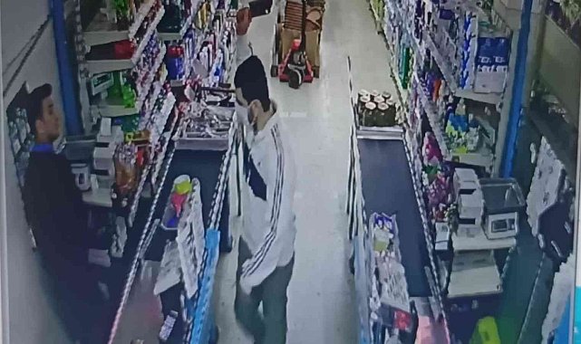Satırlı, bıçaklı gaspçıyı market çalışanı böyle kovaladı