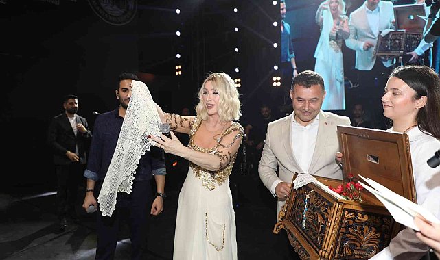 Seda Sayan'a konser verdiği sahnede çeyiz sandığı hediye edildi