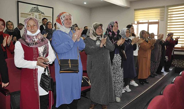 Şehit aileleri ve gaziler valiliyi dakikalarca ayakta alkışladı
