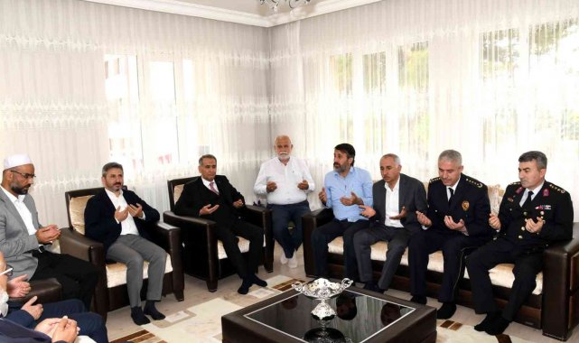 Şehit ailelerini evinde ziyaret etti