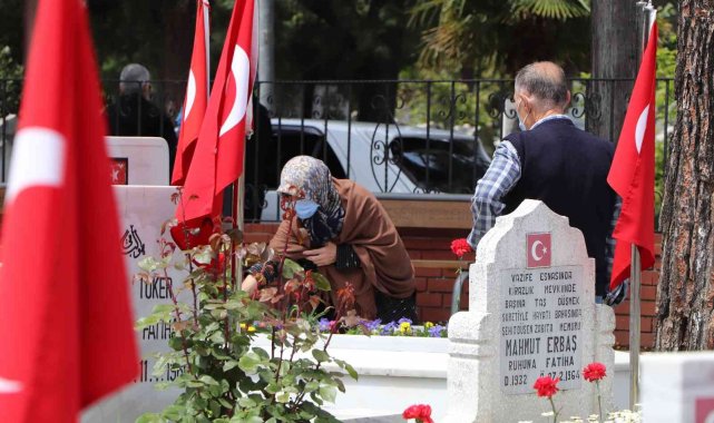 Şehitlikte buruk bayram