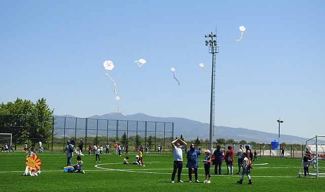 Şehzadeler'in gökyüzü uçurtmalarla renklendi