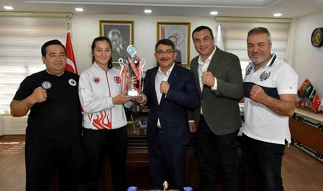 Şehzadeler&#039;in şampiyonuna bir altın da Başkan Çelik&#039;ten