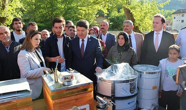 Sel mağduru olan köylüye arılı kovan verildi