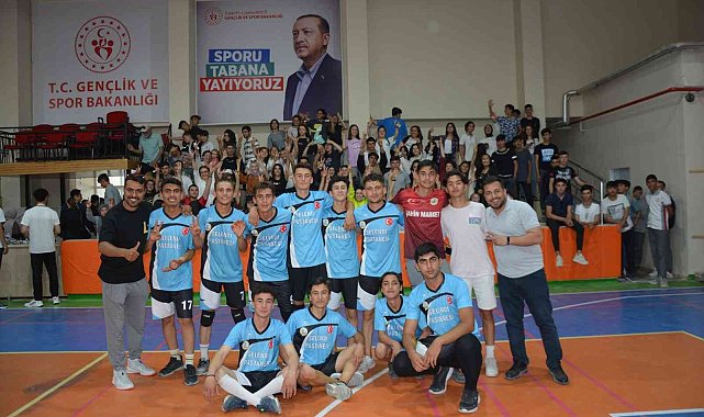 Selendi'de liseler arası futbol ve voleybol turnuvası sona erdi