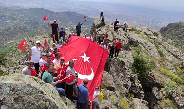 Selendi'nin zirvesine gençlik ve doğa yürüyüşü yapıldı