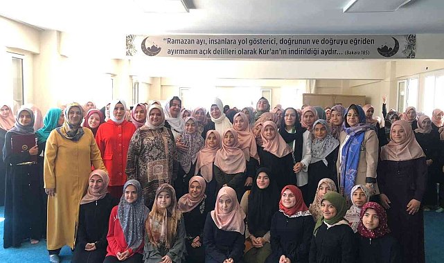 Sevgi Kurtulmuş, Diyarbakır'da Kur'an Kursu öğrencileriyle bir araya geldi