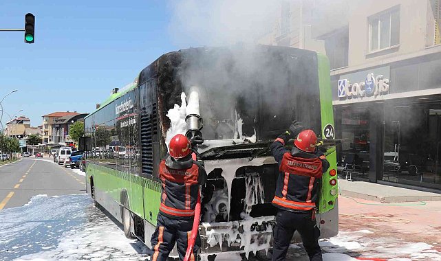 Seyir halindeki belediye otobüsü alev alev yandı