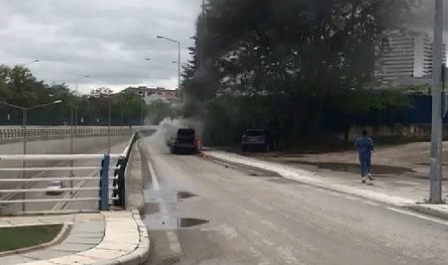 Seyir halindeki otomobil alev alev yandı