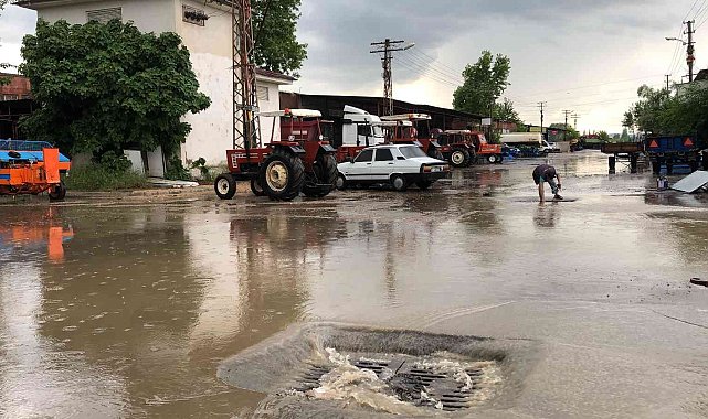 Şiddetli yağmur ve dolu su baskınlarına neden oldu