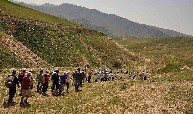 Siirt&#039;te 3 bin 500 yıllık tarihi akabe yolunda doğa yürüyüşü