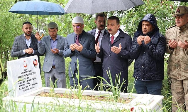 Siirt'te şehit köy korucusu mezarı başında anıldı