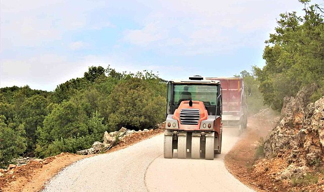 Silifke&#039;de üretim bölgelerinin yolları asfaltlanıyor