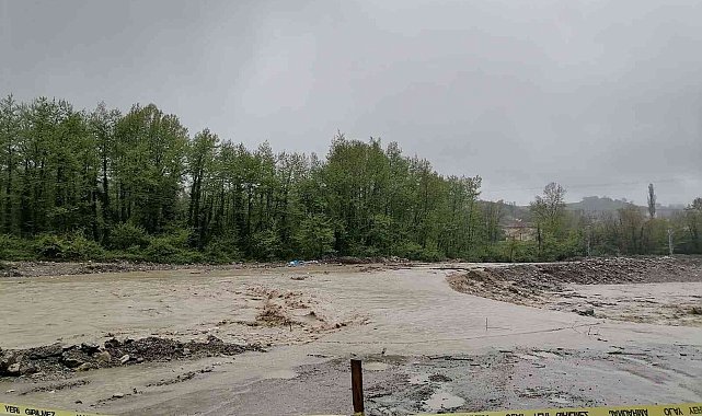 Sinop'ta dere taştı, geçici köprü ulaşıma kapandı