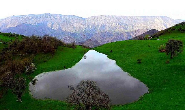 Sisli dağların yeşille bütünleşen manzarası mest ediyor