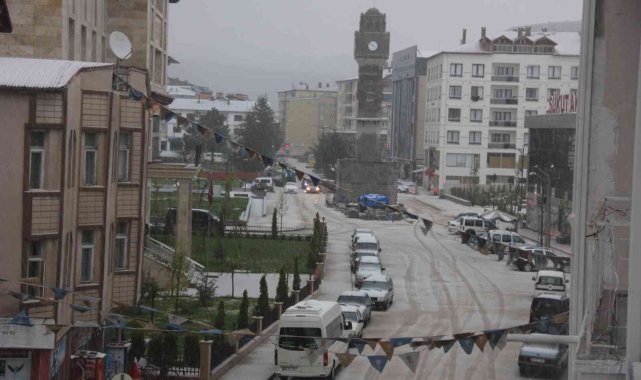 Sivas&#039;ta dolu yağışı etkili oldu, kent beyaza büründü
