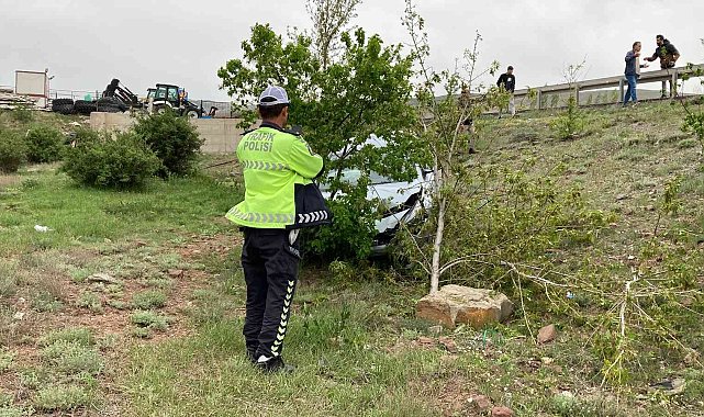 Sivas'ta otomobil şarampole uçtu: 2 yaralı