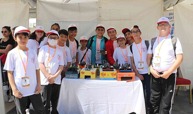 Sivas'ta yapay zeka ve robotlar yarıştı