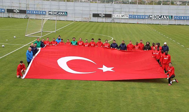 Sivasspor antrenmanda dev Türk bayrağı açtı