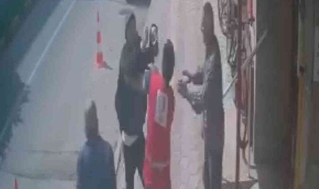 Şizofreni hastasının Kızılay görevlilerine saldırdığı anlar kamerada