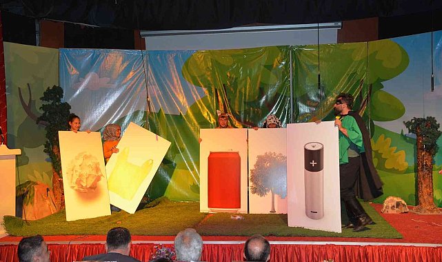 Sokak süpürgecilerinden farkındalık tiyatrosu