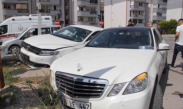 Söke'deki kazada iki araç refüje çıktı