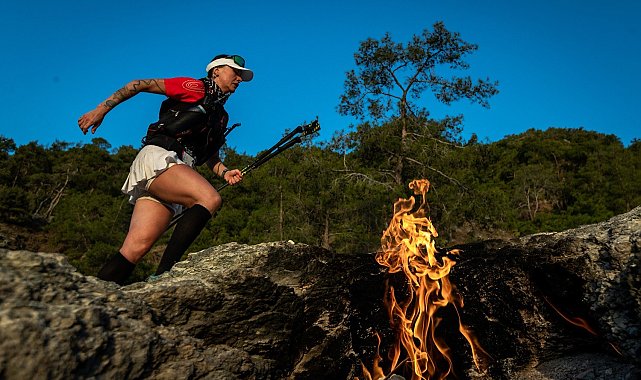 Sporcular deniz seviyesinden 2 bin 365 metre zirveye koşarak çıktı