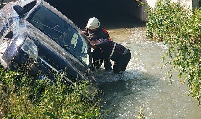 Sulama kanalına devrilen aracın sürücüsü yaralandı
